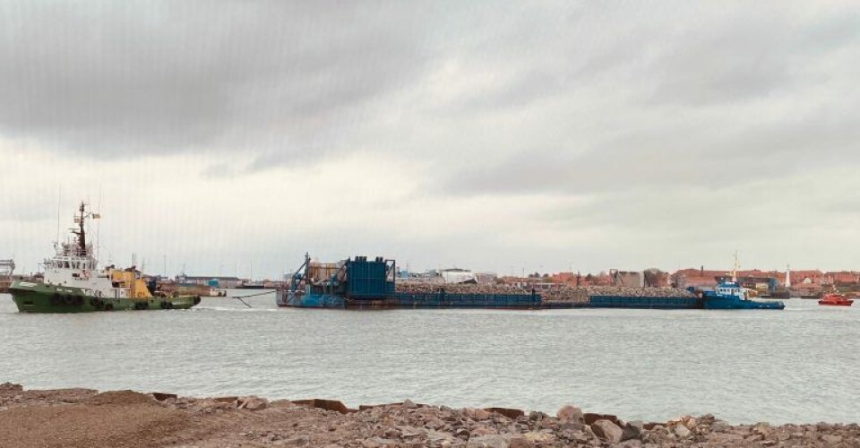 Rønne Havn modtager pram med 6.000 tons sten til ydermole Foto: Rønne Havn A/S / Facebook