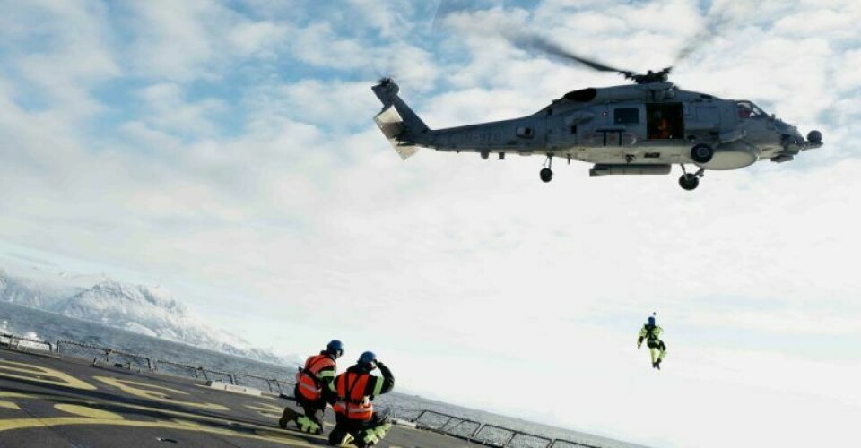 En helikopter sendes i luften fra fregatten. Foto: Nicklas / Forsvaret