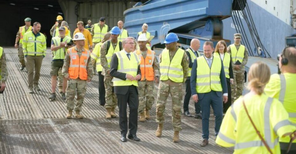 Forsvarsminister Morten Bødskov, generalmajor James Smith fra US Army og Borgmester i Esbjerg Jesper Frost Rasmussen går ned ad rampen efter at have kigget på lasten på det store fragtskib. Foto: Forsvaret