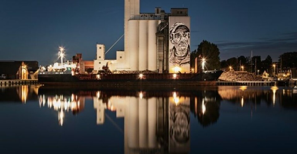 Den gamle DLG-silo er udsmykket med en marokkansk fisker af den tyske kunstner Heinrich Beikirch. Den gamle DLG-silo er udsmykket med en marokkansk fisker af den tyske kunstner Heinrich Beikirch. Foto: Adam Grønne, Næstved Havn.