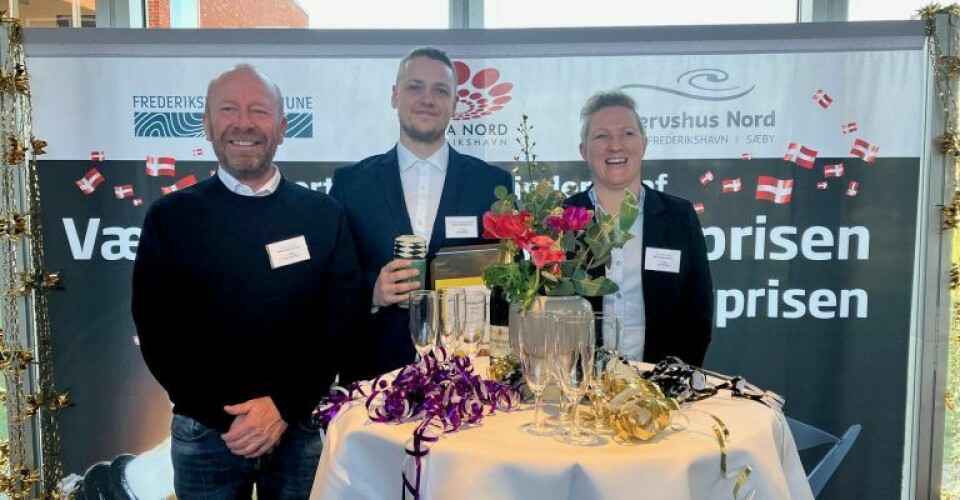 Fra venstre: MAN Energy Solutions tillidsmand Jonny Jacobsen, prismodtager Alexander Høeg og lærlingeansvarlig Susanne Winther. Foto: Erhvervsservice Nord