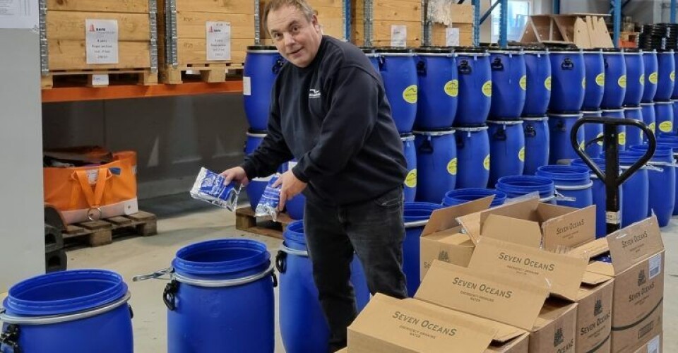 Administrerende direktør hos West-Marine, Carsten Larsen, hjælper med at pakke de mange Survival Kits. Foto: West-Marine A/S