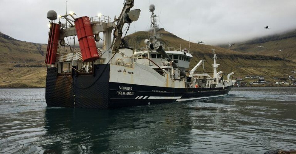 Hjemkommet fra en af flere rejser omkring Færøerne landede ”Fagraberg” i midten af juni på en enkelt rejse ikke mindre end 2.800 tons blåhvilling. Trawleren Borgarin landede 1.500 tons blåhvilling. Trawlerne lossede ved Havsbrún i Fuglefjorde. Efter losning er fartøjerne igen på havet. ( Hjemkommet fra en af flere rejser omkring Færøerne landede ”Fagraberg” i midten af juni på en enkelt rejse ikke mindre end 2.800 tons blåhvilling. Trawleren Borgarin landede 1.500 tons blåhvilling. Trawlerne lossede ved Havsbrún i Fuglefjorde. Efter losning er fartøjerne igen på havet. (Foto: Thyge Baungaard)