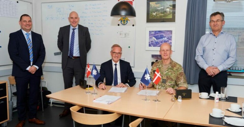 Peder Gellert og oberstløjtnant Morten Kranker siddende i midten, da kontrakten bliver underskrevet. Peder Gellert og oberstløjtnant Morten Kranker siddende i midten, da kontrakten bliver underskrevet. Foto: DFDS.