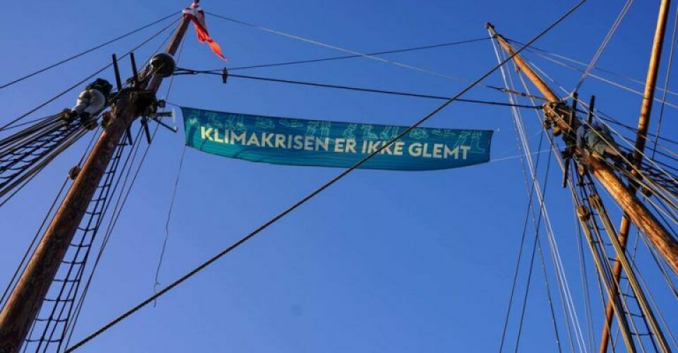 Et af Den Grønne Studenterbevægelses bannere har allerede hængt mellem masterne på Nationalmuseets Skonnert Bonavista. Foto: Tine Dam Rasmussen