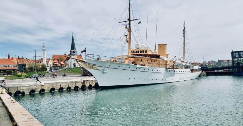 Kongeskibet Dannebrog var tidligere på året på visit på Bornholm. Foto: Facebook / Rønne Havn A/S