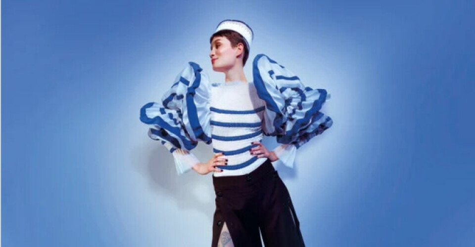 De blå striber var oprindeligt en del af uniformen i den franske flåde (1858). Takket være Coco Chanel og ikke mindst som her Jean Paul Gaultier er mønstret stadig i brug. Foto: Anna Palermo (Elite Model Management Paris)