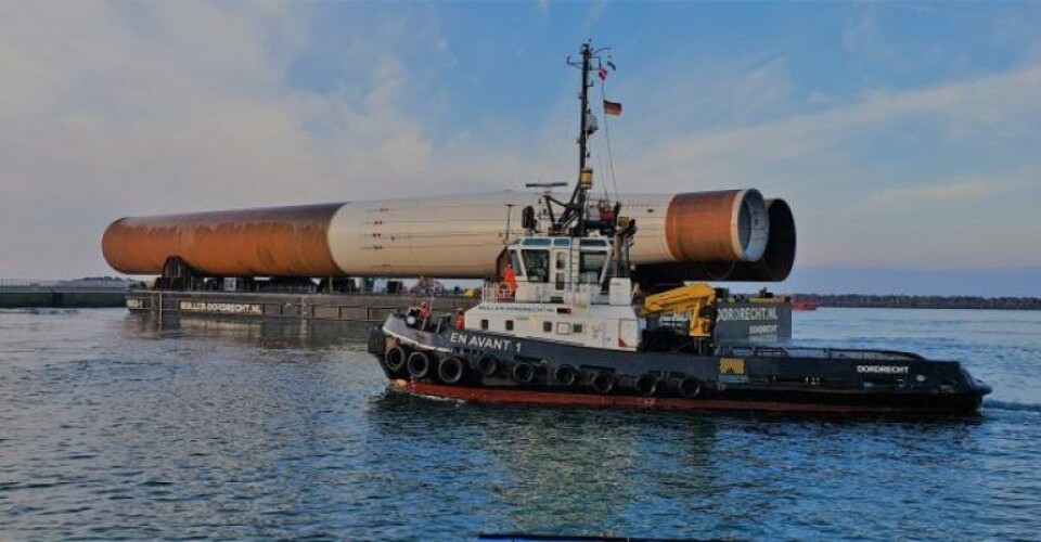 DEME Offshore udskiber havvindmøller fra Rønne Havn Foto-Roenne-Havn-AS-Facebook-768x363-1