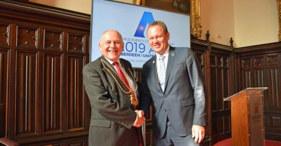 I 2019 havde Aberdeen sikret sig værtskabet for The Annual General Meeting for WECP, og her hilser borgmester Jesper Frost Rasmussen på Lord Provost of Aberdeen, Barney Crockett, der fungerer som præsident i WECP. Foto: Esbjerg Kommune