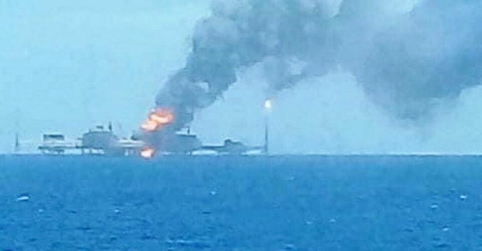 A long-range photograph of the offshore blaze in the Bay of Campeche- Photo: Alertas #CiudadDelCarmen