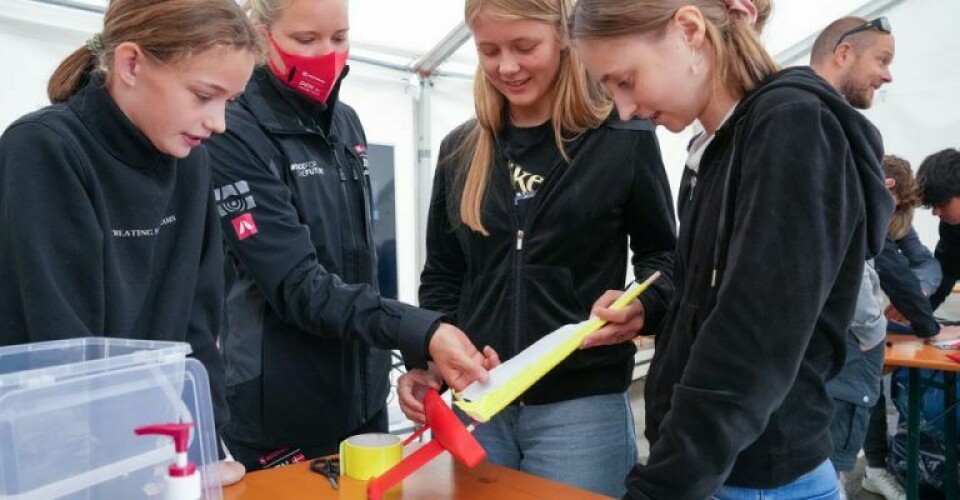 Den nykårede OL-guldvinder Anne-Marie Rindom besøgte en flok aarhusianske skolebørn, som var i færd med et undervisningsprogram på Aarhus Havn. Foto