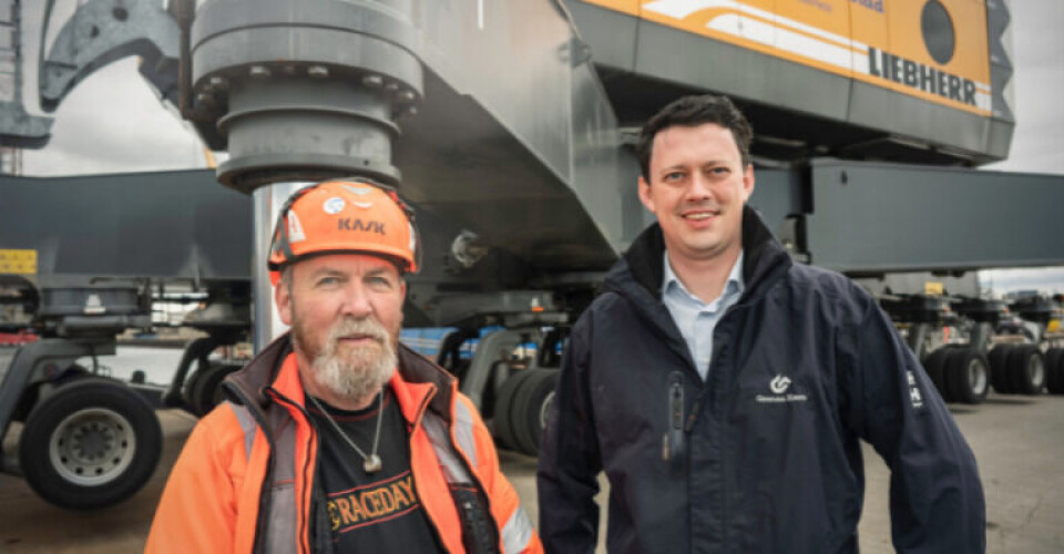 Kranfører Kent Nielsen (t.v.) og CCO Theis Gisselbæk (t.h.). Foto: Grenaa Havn.