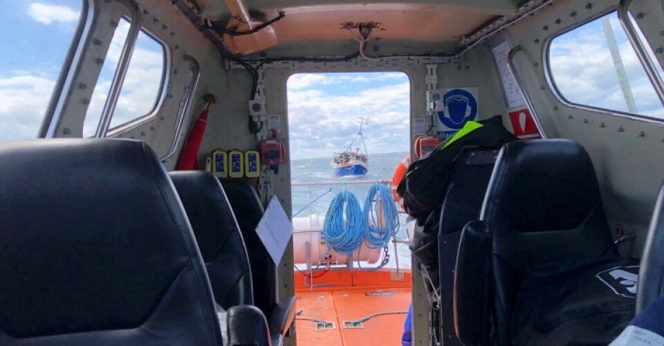 Et blik gennem kabinen på Erria Rescue til havaristen under slæbet til Marstal Fiskerihavn. ( Et blik gennem kabinen på Erria Rescue til havaristen under slæbet til Marstal Fiskerihavn. (Foto: Marstal Søredningstjeneste)