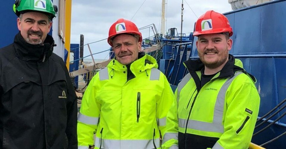 Peter R. Jørgensen (t.v.), direktør Hirtshals Yard, Søren G. Mathiasen, Team Manager Alfa Laval og klejnsmedelærling Nicklas T. Petersen Foto: MARLOG