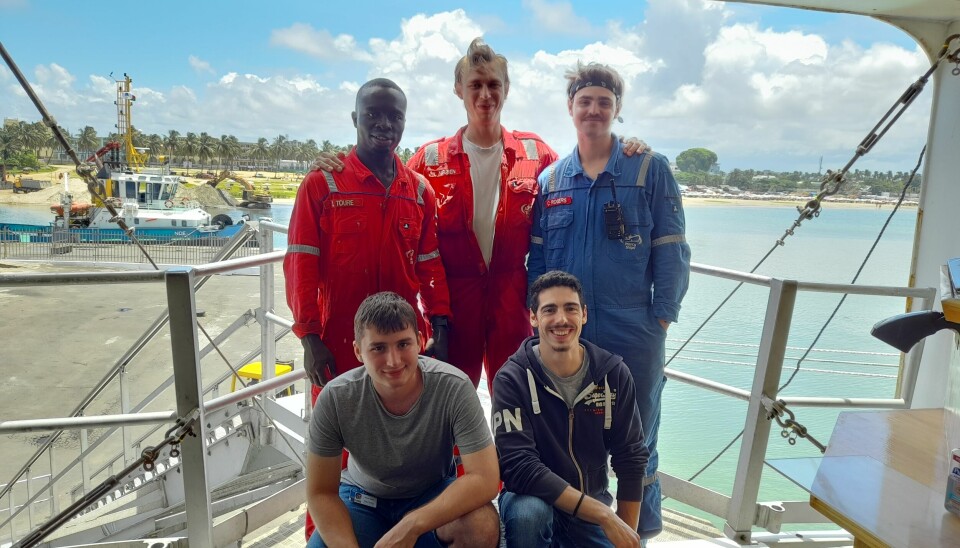 Lukas Nielsen (bagest i midten) og besætningen ombord på Africa Mercy.