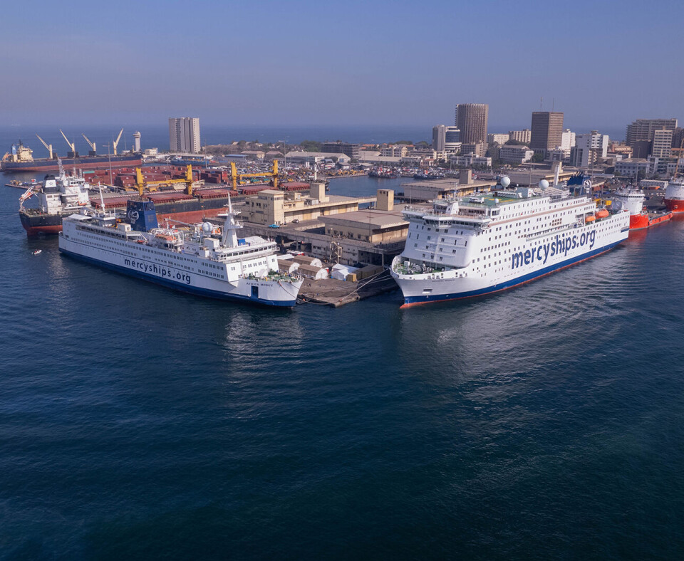 Mercy Ships har to skibe – Global Mercy og den tidligere danske Storebæltsfærge Dronning Ingrid, der nu hedder Africa Mercy. Her ses de to skibe sammen side om side.