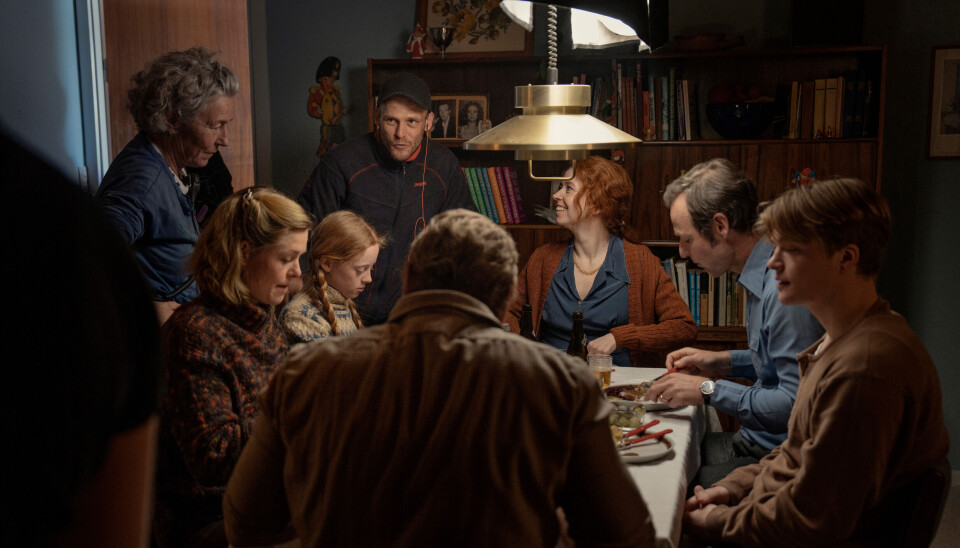 Christian Andersen i samtale med skuespillerne under optagelserne.