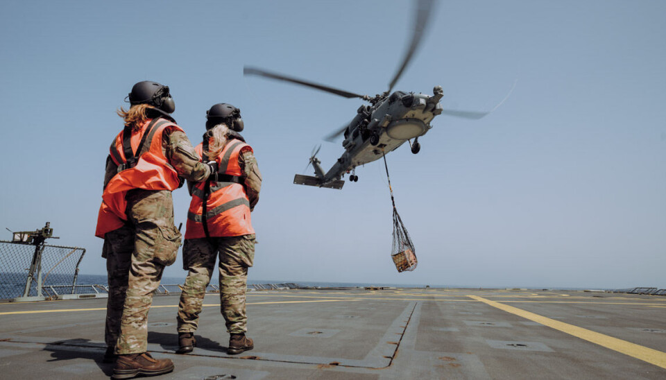 En såkaldt 'sling' monteres under helikopteren til transport at større mængder gods.