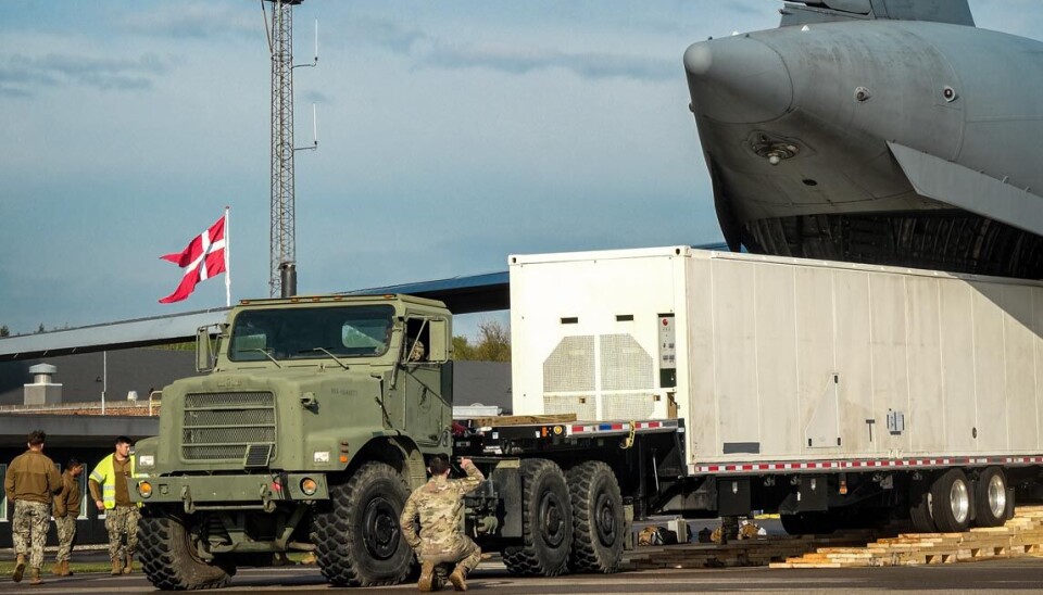 Den amerikanske Containerbaserede missilplatform ankommer til Bornholms Lufthavn. Det øger den amerikanske flådes fleksibilitet, at den udover skibsbårne missiler har mulighed for at opstille den containerbaserede missilplatform på land.