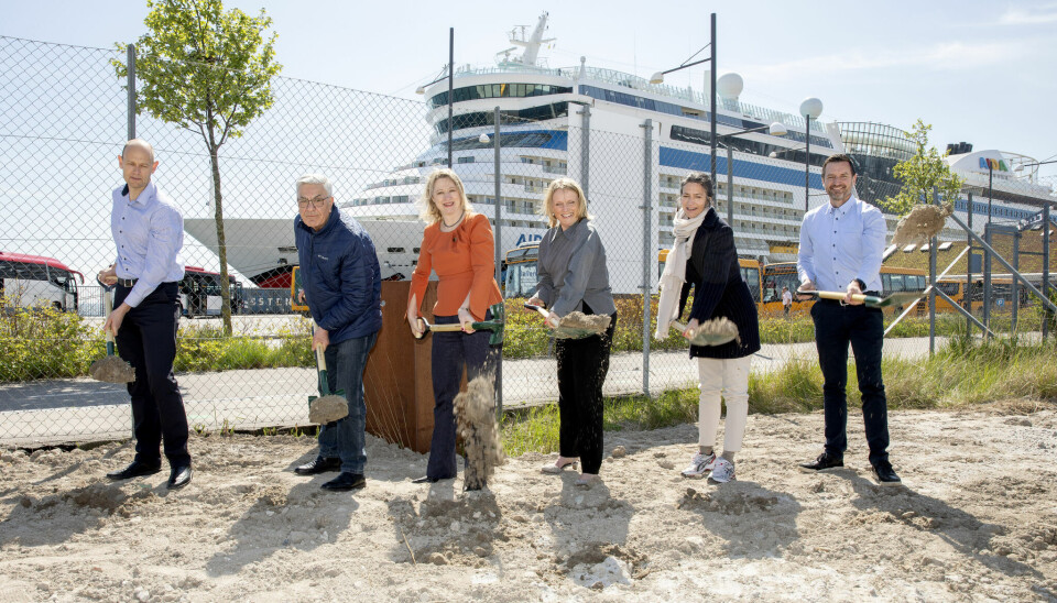 Københavns overborgmester Sophie Hæstorp Andersen (iført orange bluse, red.) tog fredag første spadestik til byggeriet af hovedstadens nye landstrømsanlæg.