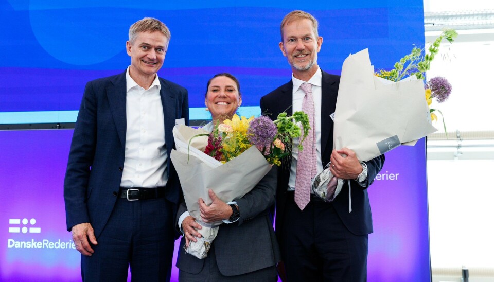 De to nye bestyrelsesmedlemmer blev fejret på scenen til Danske Rederiers Årsdag, hvor bestyrelsesformand Torben Carlsen bød dem velkommen i bestyrelsen med blomster.