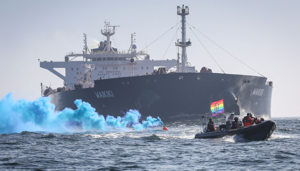 Den 18. marts 2022 lavede Greenpeace Danmark den første af en række protester mod den russiske olietransport gennem dansk farvand. Her er det foran olietankeren Waikiki.