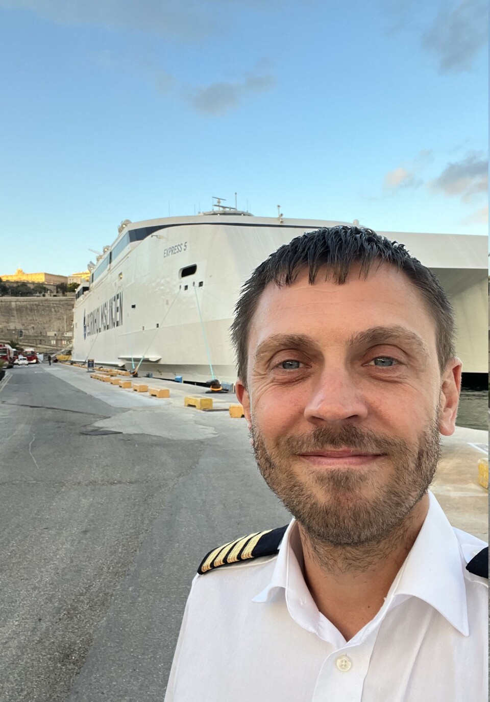 Kaptajn Kasper Sommer foran Express 5.