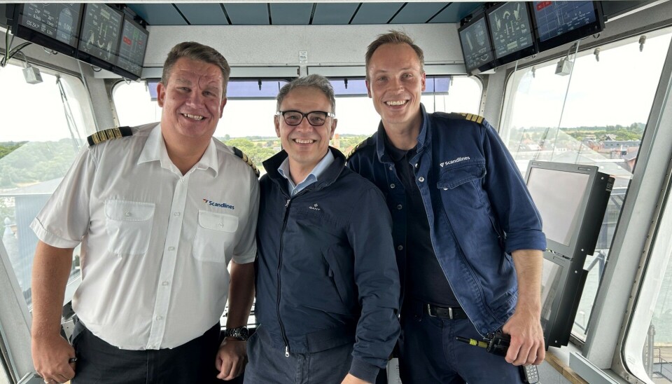 Overstyrmand Martin Lundeborg (t.v.), CEO Eric Grégoire og styrmand Nis Nørregaard Pedersen på broen på Gedser-Rostock færgen Copenhagen.