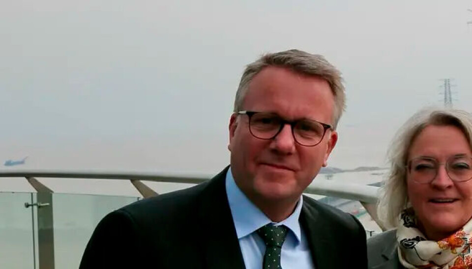 Erhvervsminister Morten Bødskov og Danske Rederiers adm. direktør Anne H. Steffensen Billedet af er¬hvervs¬mi¬ni¬ster Morten Bødskov og Danske Rederiers adm. direktør Anne H. Steffensen er taget i forbindelse med en dansk erhvervsminister, der bl.a. besøgte verdens største containerterminal uden for Shanghai i december 2023.