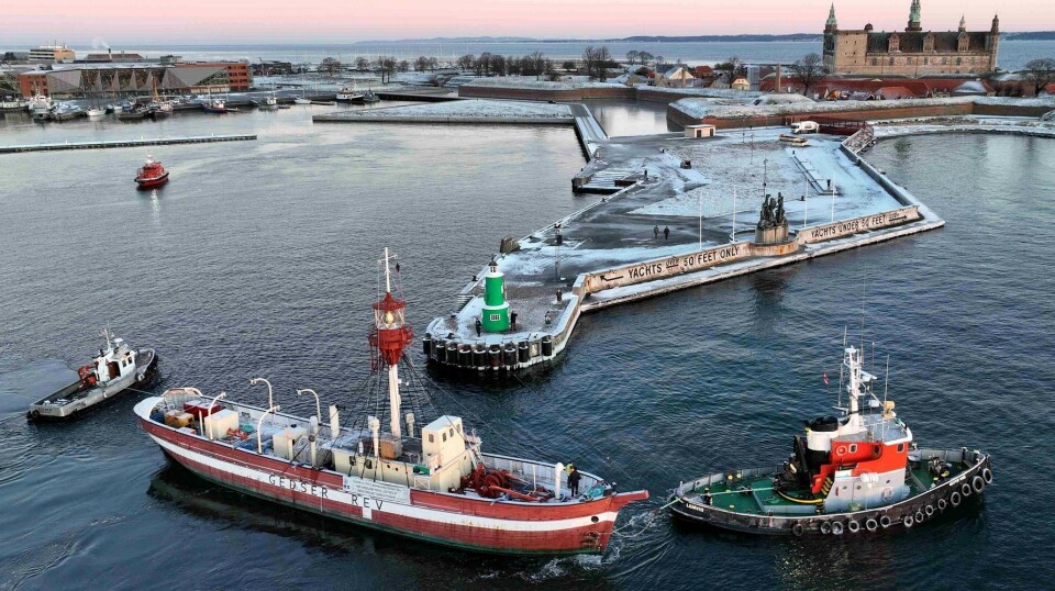 Sådan så det ud da fyrskibet 'GEDSER REV' forlod Helsingør på slæb mod renovering i Hvide Sande. Sådan så det ud da fyrskibet 'GEDSER REV' forlod Helsingør på slæb mod renovering i Hvide Sande.