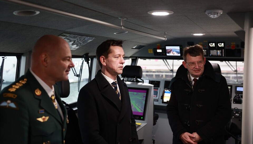 Forsvarschef Michael Hyldgaard (tv), udlændinge- og integrationsminister Kaare Dybvad Bek og forsvarsminister Troels Lund Poulsen besigtiger MUNIN.