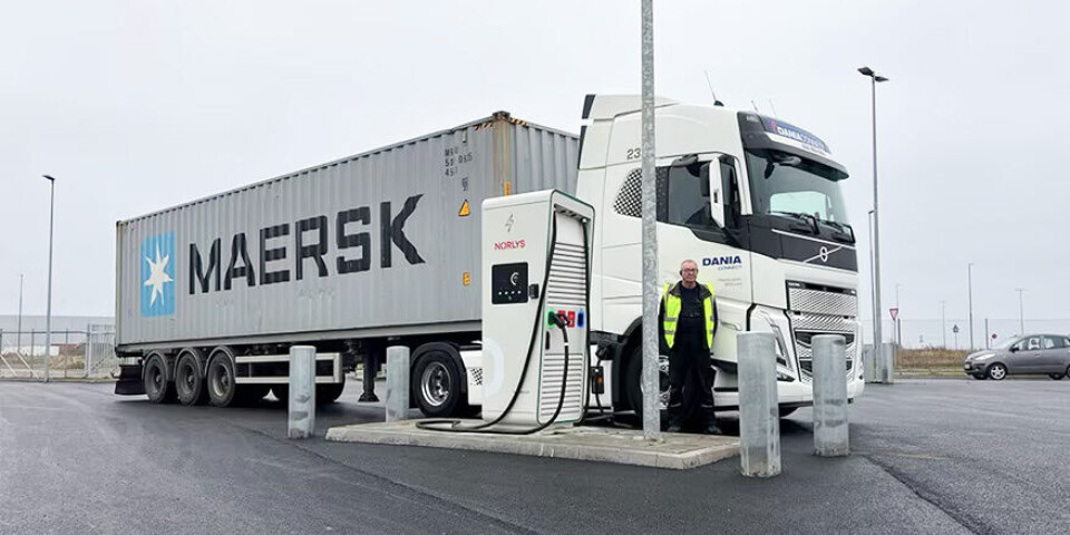 El lastbil med Maersk container