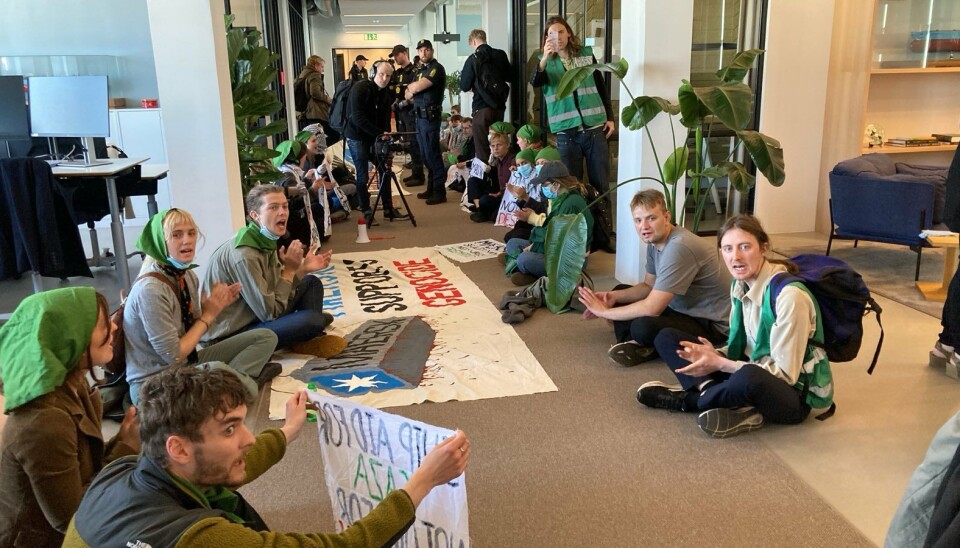 Godt 50 aktivister er trængt ind i kontorerne hos Maersk Tankers i København.